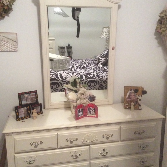 Full size canopy bed room set.brand new mattress. - Picture 5 of 5